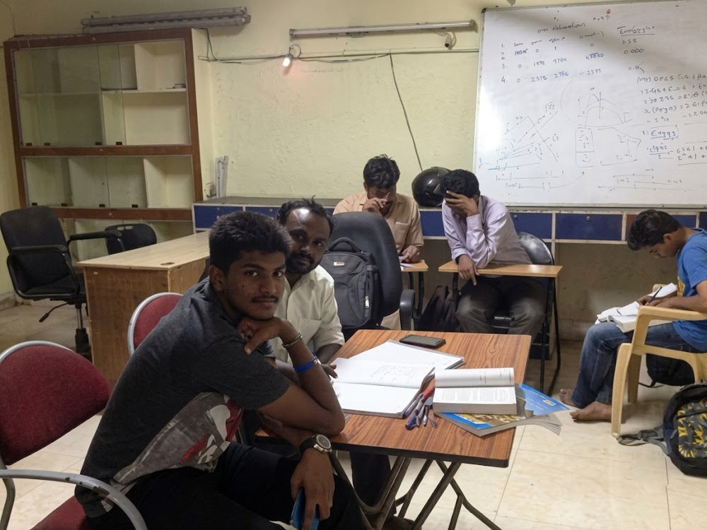 Engineering Faculty Teaching Students at IG Academy Chennai